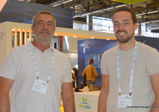 Father Marien (Duijvestijn Tomaten) and son Yanick Verkade, who is back in Holland after working as a grower in the Middle Eastern desert. Yanick will soon start working for a Dutch tomato grower.